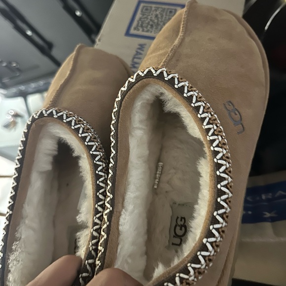 UGG Beige Slippers with Cream Accents - Picture 1 of 3
